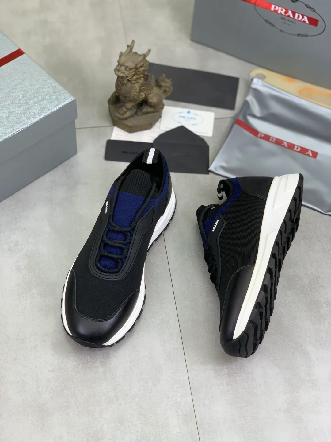 Men's Men's Shoes 💰P500💰【New Style】 (PRADA) The latest model of men's shoes has been launched on the official website in 1:1 copy, synchronized with Hong Kong counters, and on the same catwalk; all made of cowhide Epoxy mesh ➕Imported breathable fabric with cowhide lining, 🍡🍡Original 1:1 rubber outsole, non-slip and wear-resistant; comfortable on the feet, attractive style, fine workmanship, and simple and neat shoe lasts, highlighting a man's boldness and toughness, 👍size 38 to 44 3⃣️Color🉑️Choose